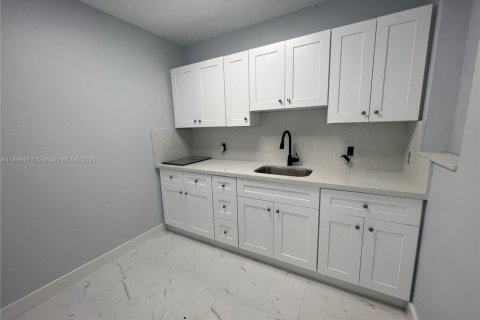 House in Hialeah, Florida 2 bedrooms, 87.79 sq.m. № 1953385 - photo 12