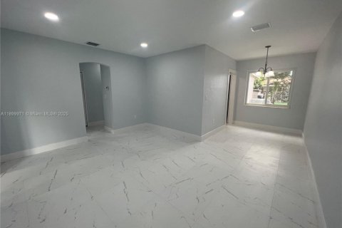 House in Hialeah, Florida 2 bedrooms, 87.79 sq.m. № 1953385 - photo 8