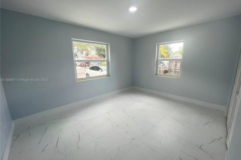 House in Hialeah, Florida 2 bedrooms, 87.79 sq.m. № 1953385 - photo 6