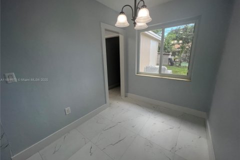 House in Hialeah, Florida 2 bedrooms, 87.79 sq.m. № 1953385 - photo 5