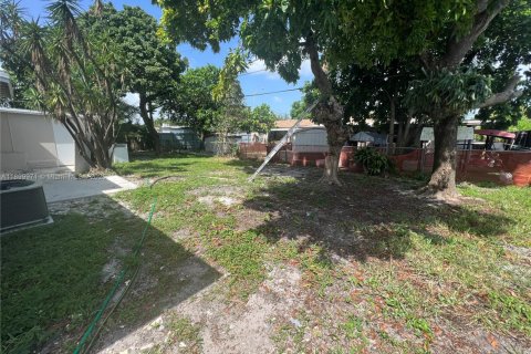 House in Hialeah, Florida 2 bedrooms, 87.79 sq.m. № 1953385 - photo 16