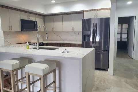 Adosado en venta en Miami Lakes, Florida, 2 dormitorios, 145.76 m2 № 1760957 - foto 15