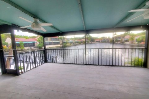 Adosado en venta en Miami Lakes, Florida, 2 dormitorios, 145.76 m2 № 1760957 - foto 23
