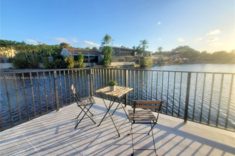 Adosado en venta en Miami Lakes, Florida, 2 dormitorios, 145.76 m2 № 1760957 - foto 1