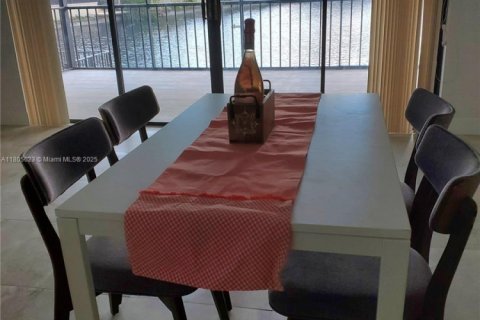 Adosado en venta en Miami Lakes, Florida, 2 dormitorios, 145.76 m2 № 1760957 - foto 8