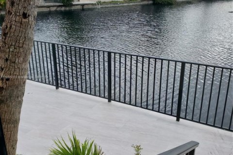 Adosado en venta en Miami Lakes, Florida, 2 dormitorios, 145.76 m2 № 1760957 - foto 24