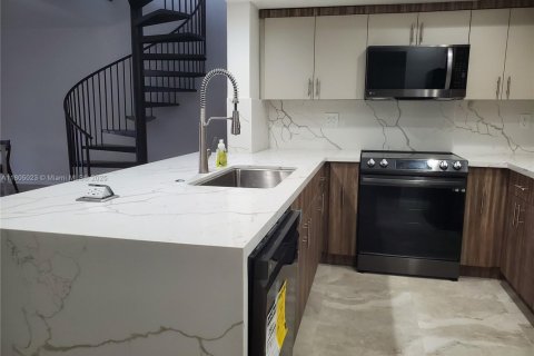 Adosado en venta en Miami Lakes, Florida, 2 dormitorios, 145.76 m2 № 1760957 - foto 2
