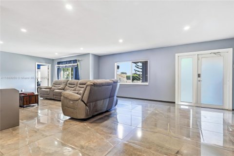 House in Doral, Florida 4 bedrooms, 256.69 sq.m. № 2018600 - photo 3