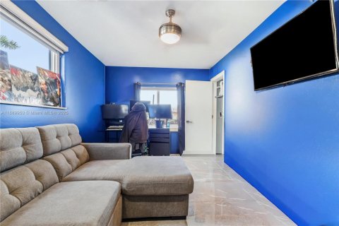 House in Doral, Florida 4 bedrooms, 256.69 sq.m. № 2018600 - photo 27