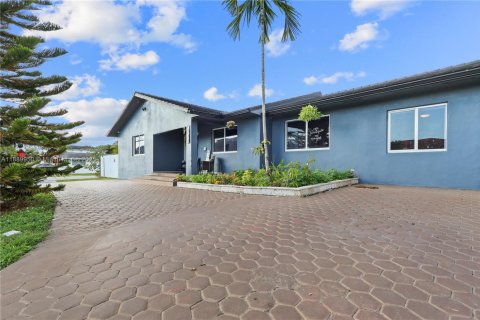 House in Doral, Florida 4 bedrooms, 256.69 sq.m. № 2018600