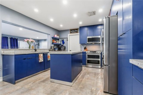 House in Doral, Florida 4 bedrooms, 256.69 sq.m. № 2018600 - photo 7