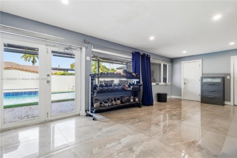 House in Doral, Florida 4 bedrooms, 256.69 sq.m. № 2018600 - photo 14