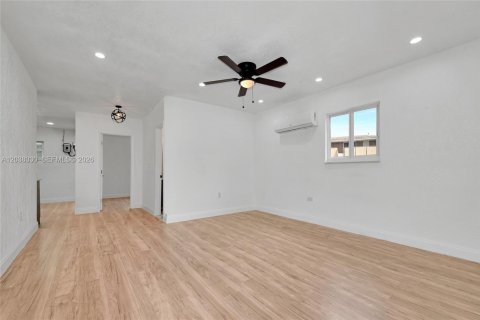 House in Miami, Florida 3 bedrooms, 122.63 sq.m. № 2252252 - photo 23