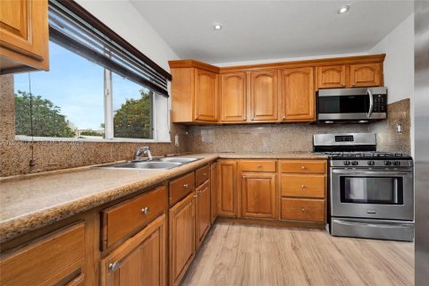 House in Miami, Florida 3 bedrooms, 122.63 sq.m. № 2252252 - photo 15