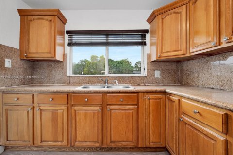 House in Miami, Florida 3 bedrooms, 122.63 sq.m. № 2252252 - photo 16
