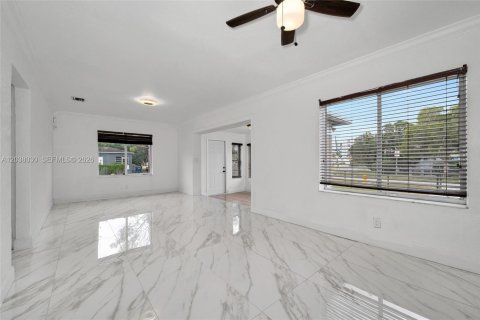 House in Miami, Florida 3 bedrooms, 122.63 sq.m. № 2252252 - photo 13