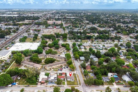 House in Miami, Florida 3 bedrooms, 122.63 sq.m. № 2252252 - photo 30