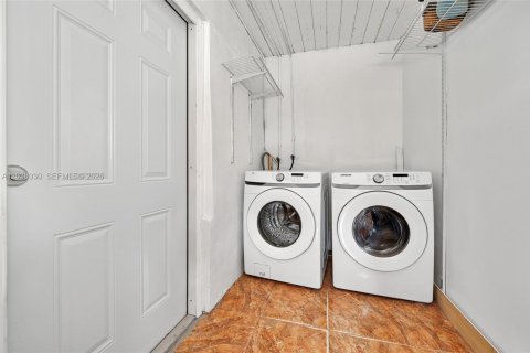 House in Miami, Florida 3 bedrooms, 122.63 sq.m. № 2252252 - photo 18