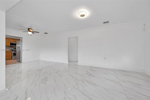 House in Miami, Florida 3 bedrooms, 122.63 sq.m. № 2252252 - photo 6