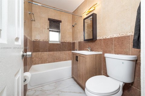 House in Miami, Florida 3 bedrooms, 122.63 sq.m. № 2252252 - photo 19