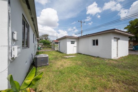 House in Miami, Florida 3 bedrooms, 122.63 sq.m. № 2252252 - photo 21