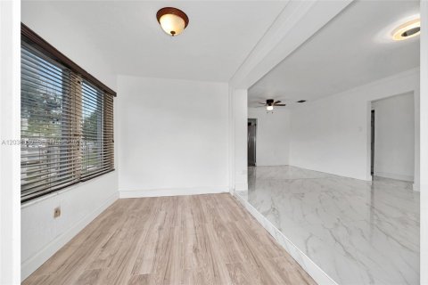 House in Miami, Florida 3 bedrooms, 122.63 sq.m. № 2252252 - photo 5