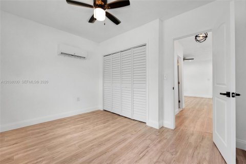 House in Miami, Florida 3 bedrooms, 122.63 sq.m. № 2252252 - photo 25