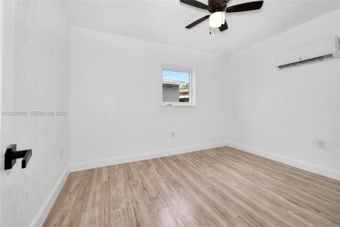 House in Miami, Florida 3 bedrooms, 122.63 sq.m. № 2252252 - photo 29