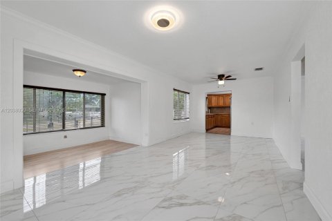 House in Miami, Florida 3 bedrooms, 122.63 sq.m. № 2252252 - photo 11