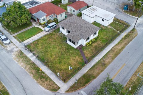 House in Miami, Florida 3 bedrooms, 122.63 sq.m. № 2252252 - photo 3