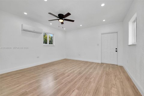 House in Miami, Florida 3 bedrooms, 122.63 sq.m. № 2252252 - photo 24