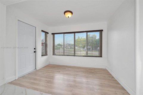 House in Miami, Florida 3 bedrooms, 122.63 sq.m. № 2252252 - photo 4