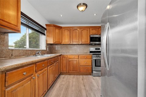 House in Miami, Florida 3 bedrooms, 122.63 sq.m. № 2252252 - photo 14
