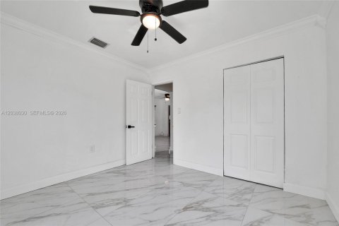 House in Miami, Florida 3 bedrooms, 122.63 sq.m. № 2252252 - photo 8
