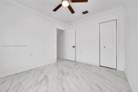 House in Miami, Florida 3 bedrooms, 122.63 sq.m. № 2252252 - photo 10