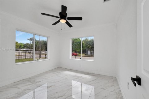 House in Miami, Florida 3 bedrooms, 122.63 sq.m. № 2252252 - photo 7