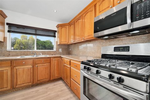 House in Miami, Florida 3 bedrooms, 122.63 sq.m. № 2252252 - photo 17