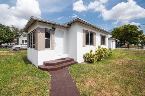 House in Miami, Florida 3 bedrooms, 122.63 sq.m. № 2252252 - photo 2