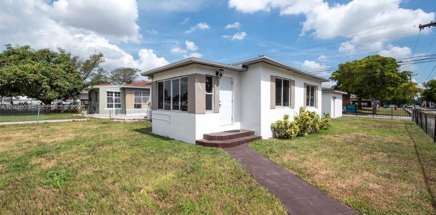 House in Miami, Florida 3 bedrooms, 122.63 sq.m. № 2252252