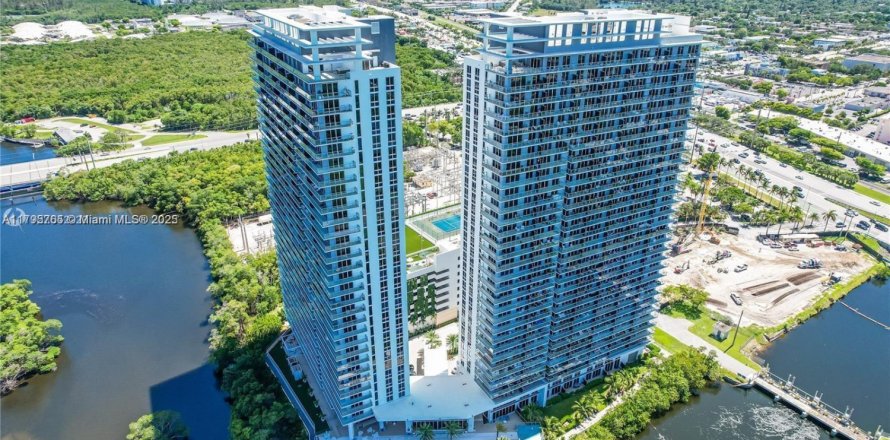 Condominio en North Miami Beach, Florida, 2 dormitorios  № 1981228