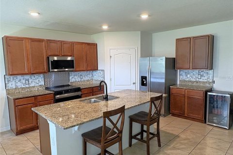 House in Davenport, Florida 5 bedrooms, 250.46 sq.m. № 2237107 - photo 5