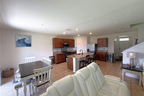 House in Davenport, Florida 5 bedrooms, 250.46 sq.m. № 2237107 - photo 4