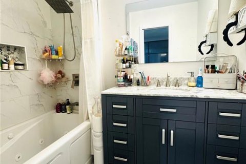 House in Tampa, Florida 3 bedrooms, 115.94 sq.m. № 1910657 - photo 14