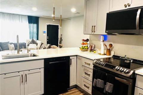 House in Tampa, Florida 3 bedrooms, 115.94 sq.m. № 1910657 - photo 18