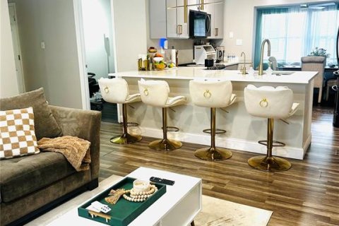 House in Tampa, Florida 3 bedrooms, 115.94 sq.m. № 1910657 - photo 5