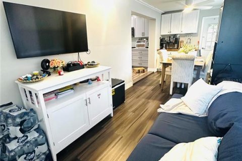 House in Tampa, Florida 3 bedrooms, 115.94 sq.m. № 1910657 - photo 11