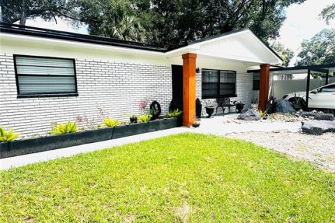 House in Tampa, Florida 3 bedrooms, 115.94 sq.m. № 1910657 - photo 1