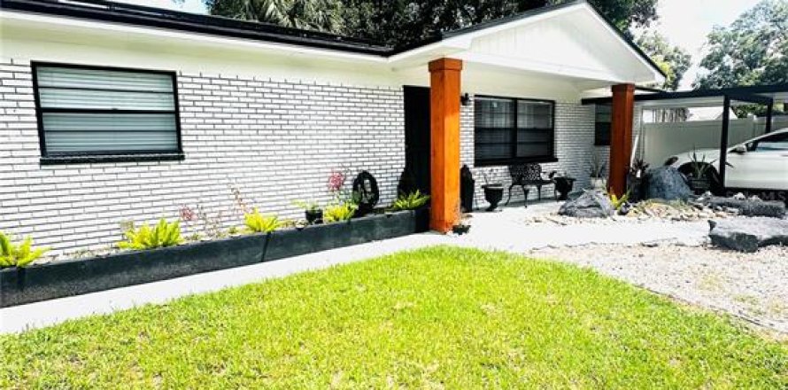 House in Tampa, Florida 3 bedrooms, 115.94 sq.m. № 1910657