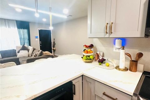 House in Tampa, Florida 3 bedrooms, 115.94 sq.m. № 1910657 - photo 3