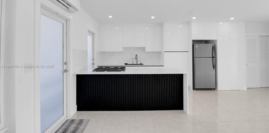 Кондоминиум с 1 спальней в Норт-Майами, Флорида № 1951308